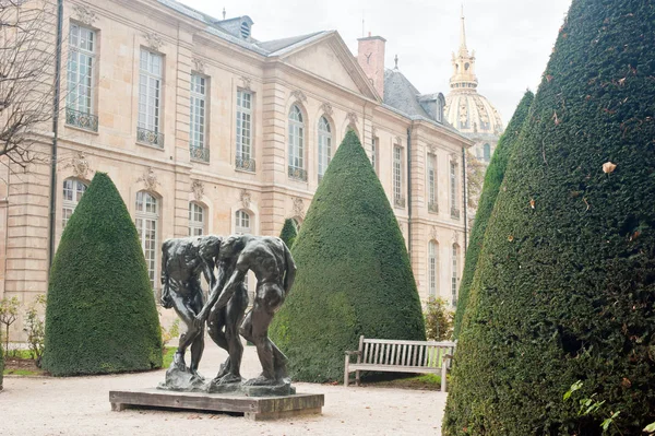 Париж Франция Ноября 2017 Года Статуя Три Тени Зданием Садом — стоковое фото