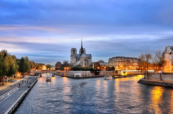 从巴黎塞纳河沿岸的巴黎圣母院教堂 从波特龙的黄昏时看到 — 图库照片