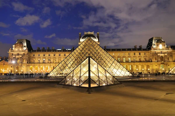 Париж Франція Novwmber 2017 Року Піраміда Лувру Сутінки — стокове фото