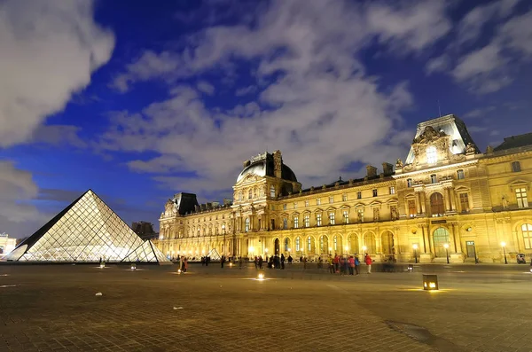 Paris Francja Novwmber 2017 Muzeum Luwrze Piramida Zmierzchu — Zdjęcie stockowe