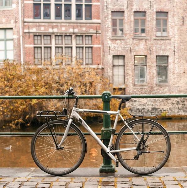 Ποδήλατα Που Στέκεται Κοντά Στο Κανάλι Ευρωπαϊκό Μεσαιωνικό Κτήριο Μια — Φωτογραφία Αρχείου