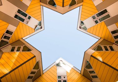 Rotterdam, Hollanda: 17 Kasım 2017: sarı küp evler Merkezi Rotterdam, Hollanda, alttan görünüm.