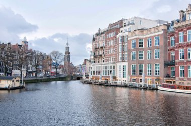 Amsterdam, Hollanda, Halvemaansbrug Köprüsü'nden görünümü Amstel Nehri ile nane Kulesi (Munttoren).