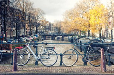 Amsterdam, Hollanda Kanallar vintage tarzı üzerinde bir köprü astar bisikletler.
