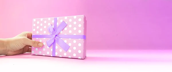 Emberi Kéz Kezében Rózsaszín Ajándék Doboz Fehér Pont Ajándék Csomagolópapír — Stock Fotó