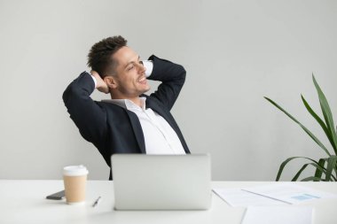 İçeri sandalye ile iyi sonuçlar mutlu memnun CEO'su yaslanmış