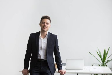 Gülümseyen şirket CEO'su Ofis Masası poz