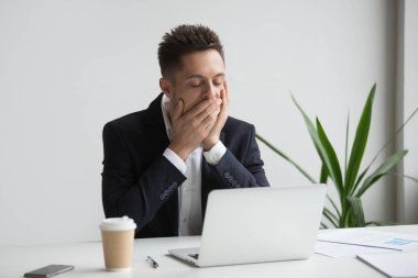 Uzun saatler çalışma esneme yorgun ofis çalışanı