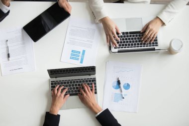 Dizüstü bilgisayarlar ile toplantı sırasında çalışma arkadaşları Üstten Görünüm