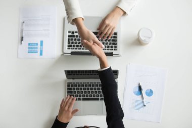 Anlaşma yapma ortakları el sıkışma Üstten Görünüm