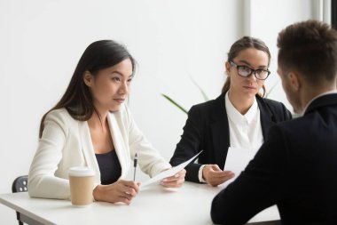 İş planı Office tartışırken iş arkadaşları