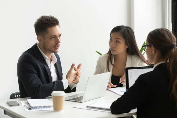 Compañeros de trabajo concentrados discutiendo estrategias de negocio de la empresa —  Fotos de Stock