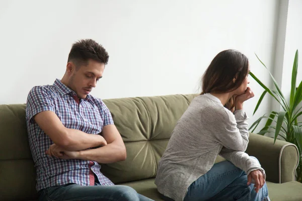 Mujer ofendida mirando lejos pensando en problemas familiares — Foto de Stock