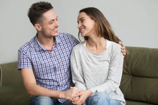 Sorrindo casal olhando uns para os outros reconciliados após a briga — Fotografia de Stock