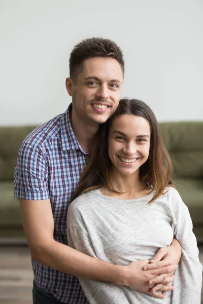 Семейный портрет счастливой пары, улыбающейся в камеру — стоковое фото