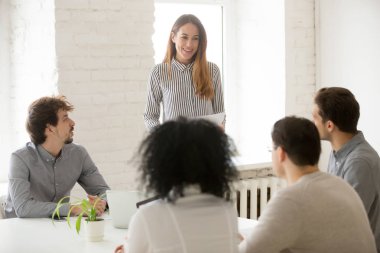 Takım lideri meeti çalışanlar için yeni proje sunan gülümseyen