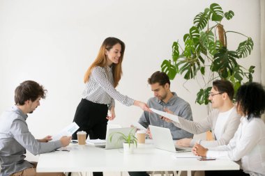 Ortaklar için askeri proje belgelerini veren gülümseyen iş kadını
