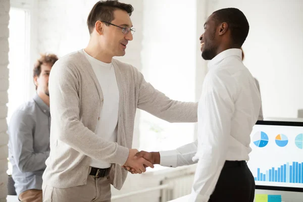 Kaukasischer Teamleiter Oder Firmenchef Der Erfolgreiche Afrikanische Manager Beim Händeschütteln — Stockfoto