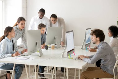 Online bilgisayarlarda çalışma odaklı çok ırklı iş adamları 