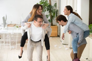 Mutlu içinde zevk sırtlama birlikte eğleniyor meslektaşları binmek 