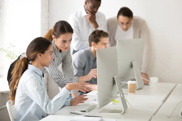 Verkställande mentor förklarar ung praktikant eller ny medarbetare online — Stockfoto