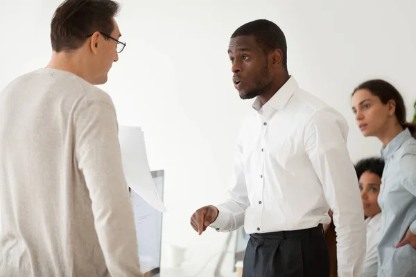 Diverse black employee and white boss arguing at work — Stock Photo, Image