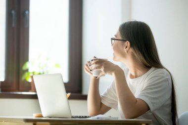 Gülümseyen kadın iş molası Vitrinlere bakıyor
