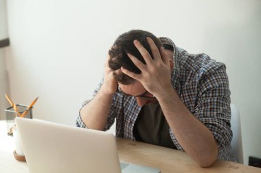 Erkek masaj tapınaklar baş ağrısı acı vurguladı