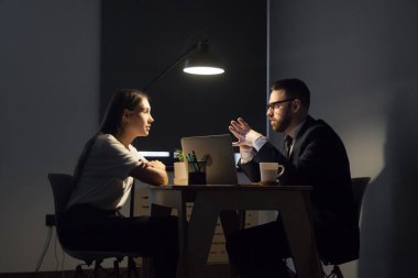 Geceleri ofiste iş stratejileri tartışırken iş arkadaşları