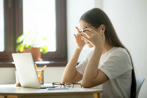 Mujer cansada masajeando los ojos aliviando el estrés —  Fotos de Stock