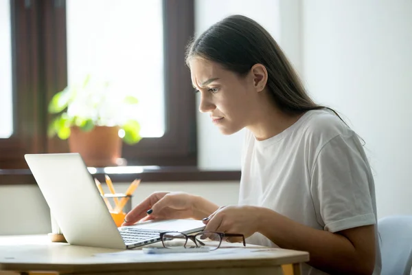 Wilde Frau schockiert über Laptop-Fehler — Stockfoto