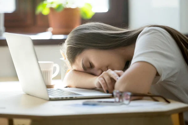 Kadın ofis masası uyku vurguladı — Stok fotoğraf