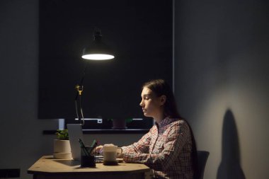 Gözatma bilgilerinin geç saatlere kadar çalışan laptop yorgun kadın