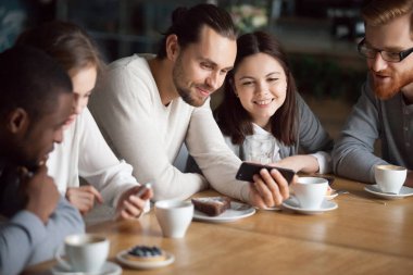 Farklı arkadaş sahip akıllı telefonlar birlikte asılı kullanarak eğlenceli