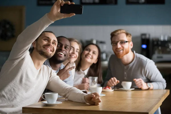 Diversos amigos milenarios tomando selfie de grupo en el teléfono celular en c —  Fotos de Stock