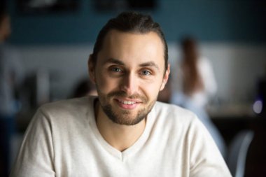 Bin yıllık adam kamera Cafe, headshot portr bakarak gülen