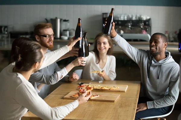 Skiftande tusenåriga människor umgås tillsammans dricka öl äter — Stockfoto