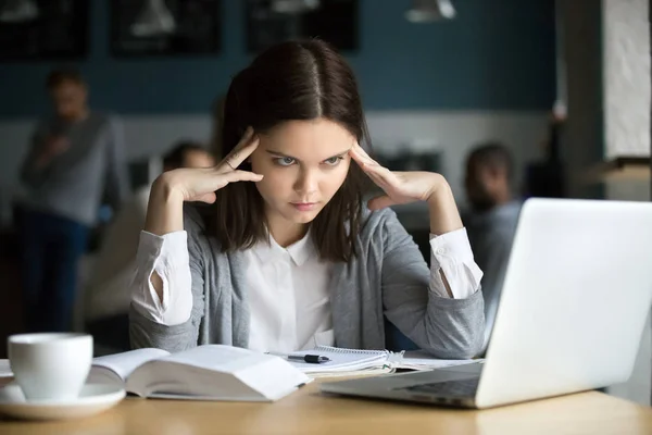 Frustrado estudiante estresado aprendizaje difícil examen con portátil — Foto de Stock