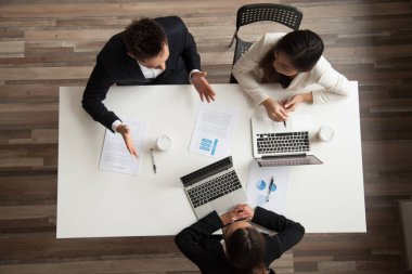 İş adamları konuşan birlikte toplantıda, üst VI çalışan takım