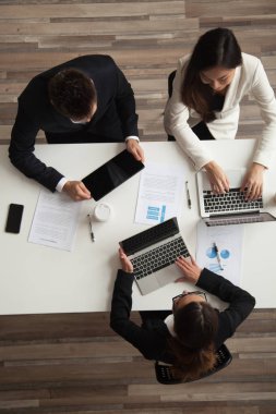 Cihazlar, üst vertic kullanarak toplantı birlikte çalışan iş arkadaşları