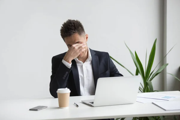 Frustrato uomo d'affari stressato sensazione di stanchezza del computer portatile, occhi fa — Foto Stock