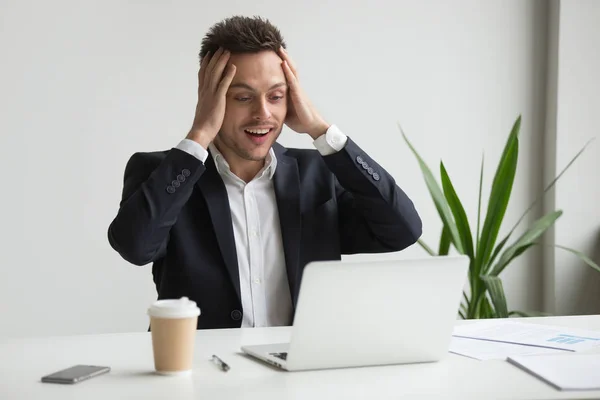 Upphetsad förvånad tusenåriga affärsman överraskad av oväntade språng — Stockfoto