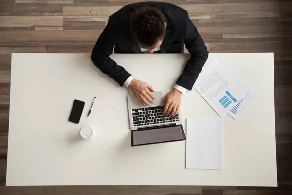 Empresário trabalhando no computador portátil sentado na mesa, vista superior — Fotografia de Stock