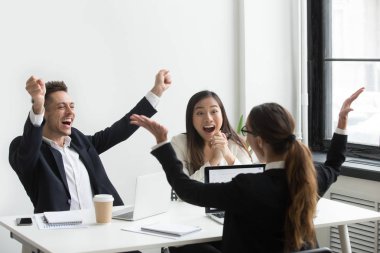 U kutlayan eller yükselterek heyecanlı çeşitli executive iş arkadaşları