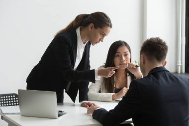 Memnun kadın yönetici suçlamayı tehdit erkek işçiye 