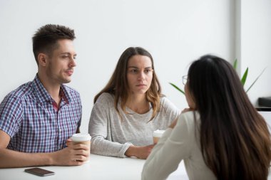 Yabancılara çift businesswoma için dinleme şüpheli şüpheli