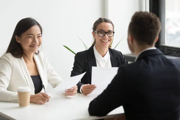 Positivos executivos hr rindo de entrevista de emprego com sucesso — Fotografia de Stock