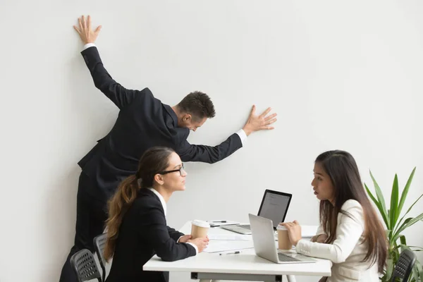 Geschäftsmann langweilt sich bei Teamsitzung an langweiligem Arbeitsalltag — Stockfoto