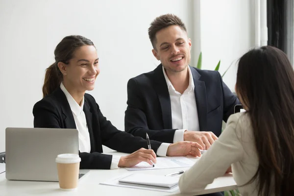 Amistosos miembros del equipo charlando riendo juntos durante la oficina b —  Fotos de Stock