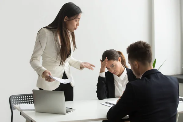 Enojado asiático ejecutivo gritando a subordinados regañando para mal — Foto de Stock